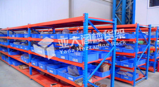 廣州閣樓貨架廠如何規劃好倉儲中型貨架后進行擺放
